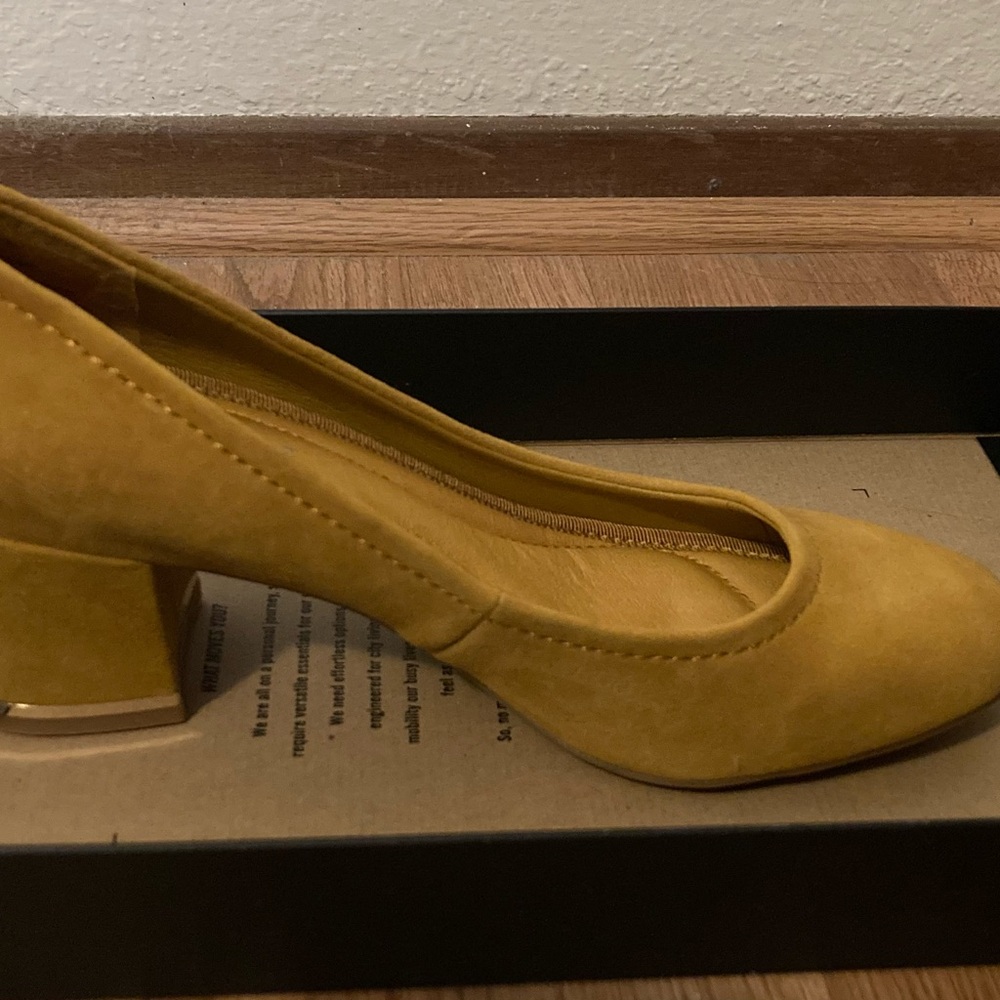 Kenneth Cole  Mustard Yellow Women's Pumps